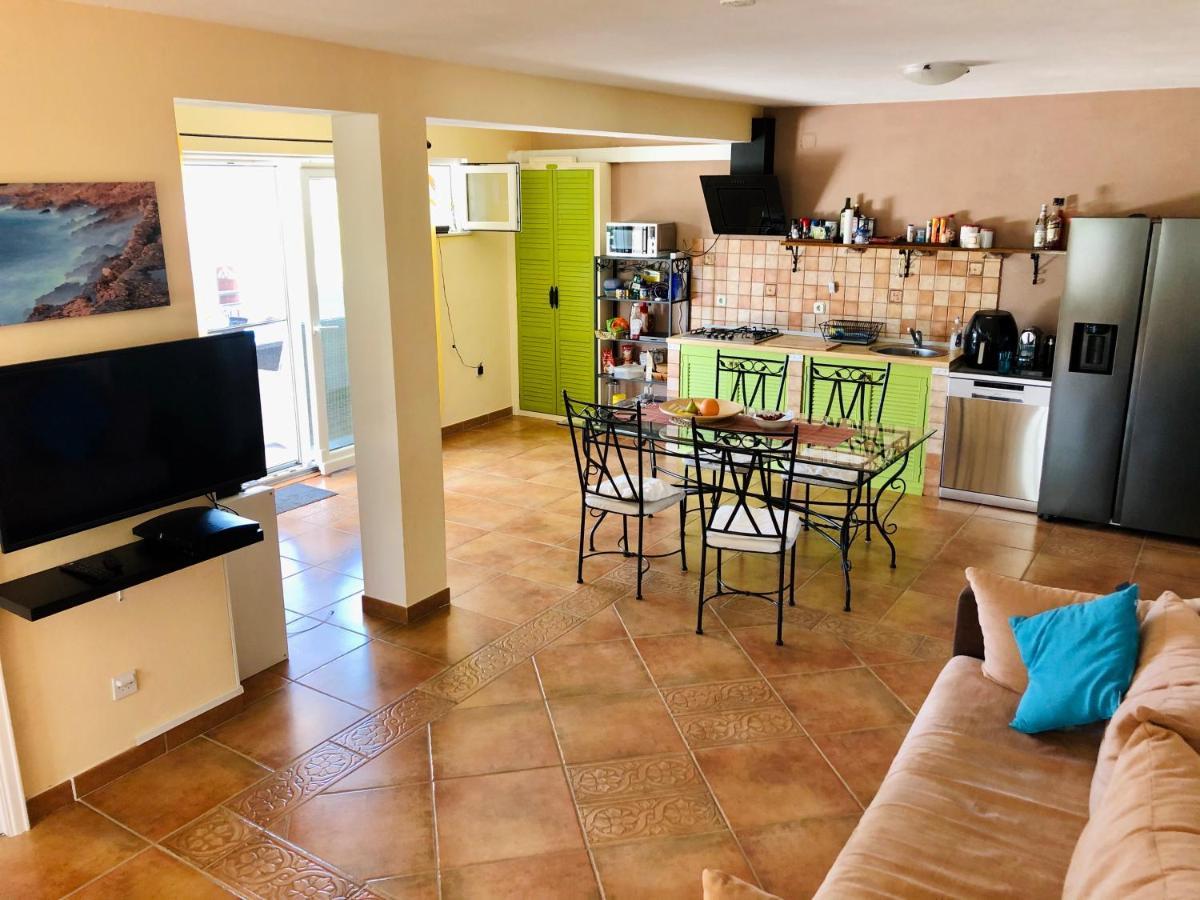 Lemony Apartment Maslinica